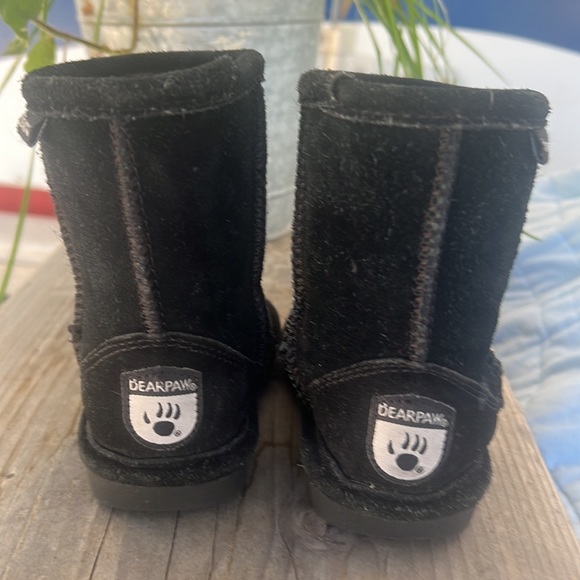 BearPaw genuine shearling boots So darn cute! Good rubber tread toddler sz 7 - Picture 2 of 6